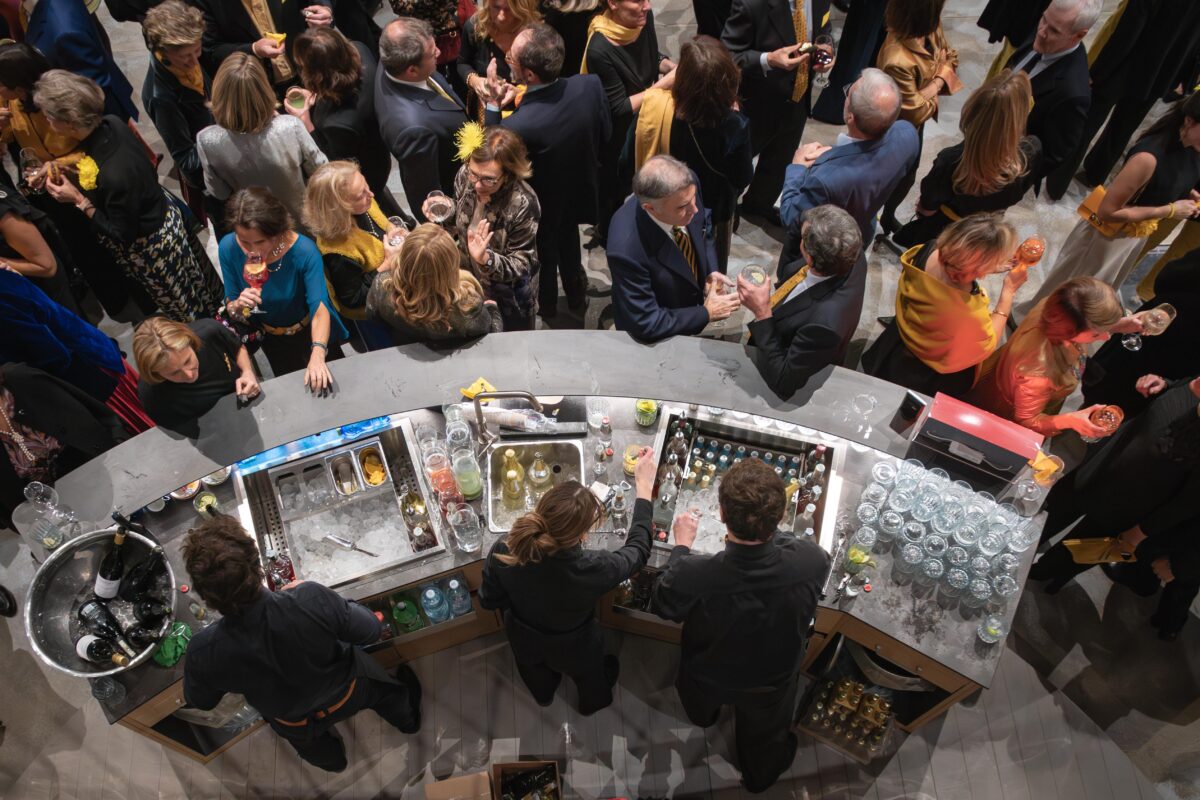 Ingresso e bancone bar dello spazio eventi My Vintage a Milano, arredato in stile vintage industriale