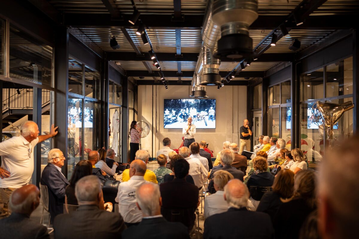 Presentazione aziendale con proiettore attivo nella sala conferenze dello spazio eventi My Vintage Milano
